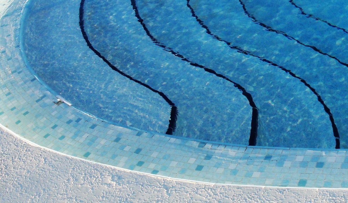 descolamento de pastilhas da piscina do condomínio desplacamento como resolver