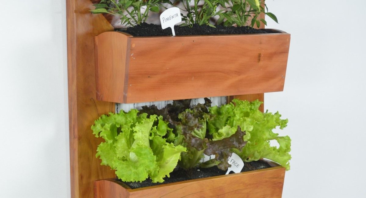 varanda de apartamento horta jardim vertical