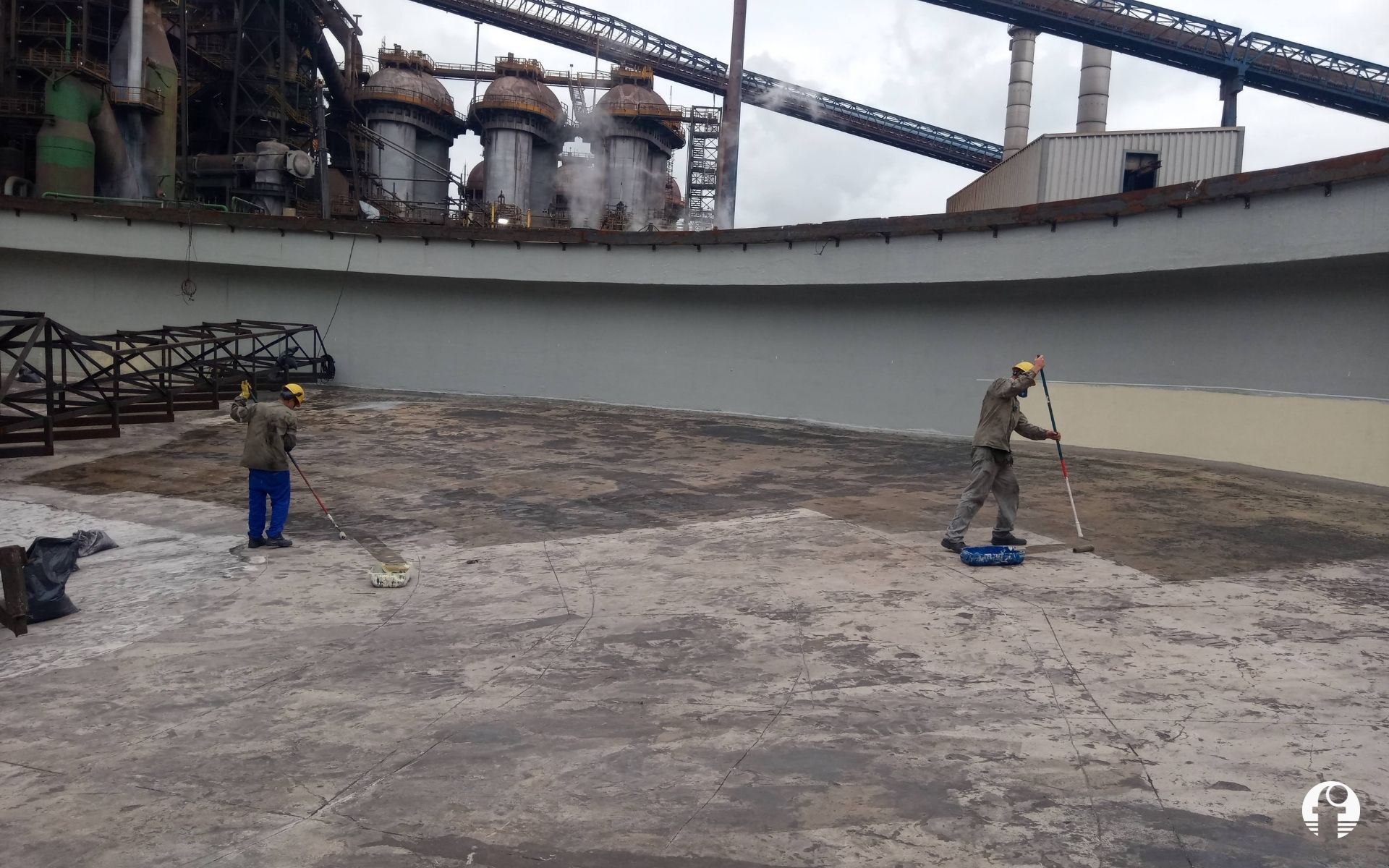 Impermeabilização de tanque clarificador com poliéster flexível Sistema Fibersals