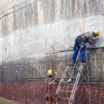 Impermeabilização de tanque clarificador com poliéster flexível Sistema Fibersals preparação