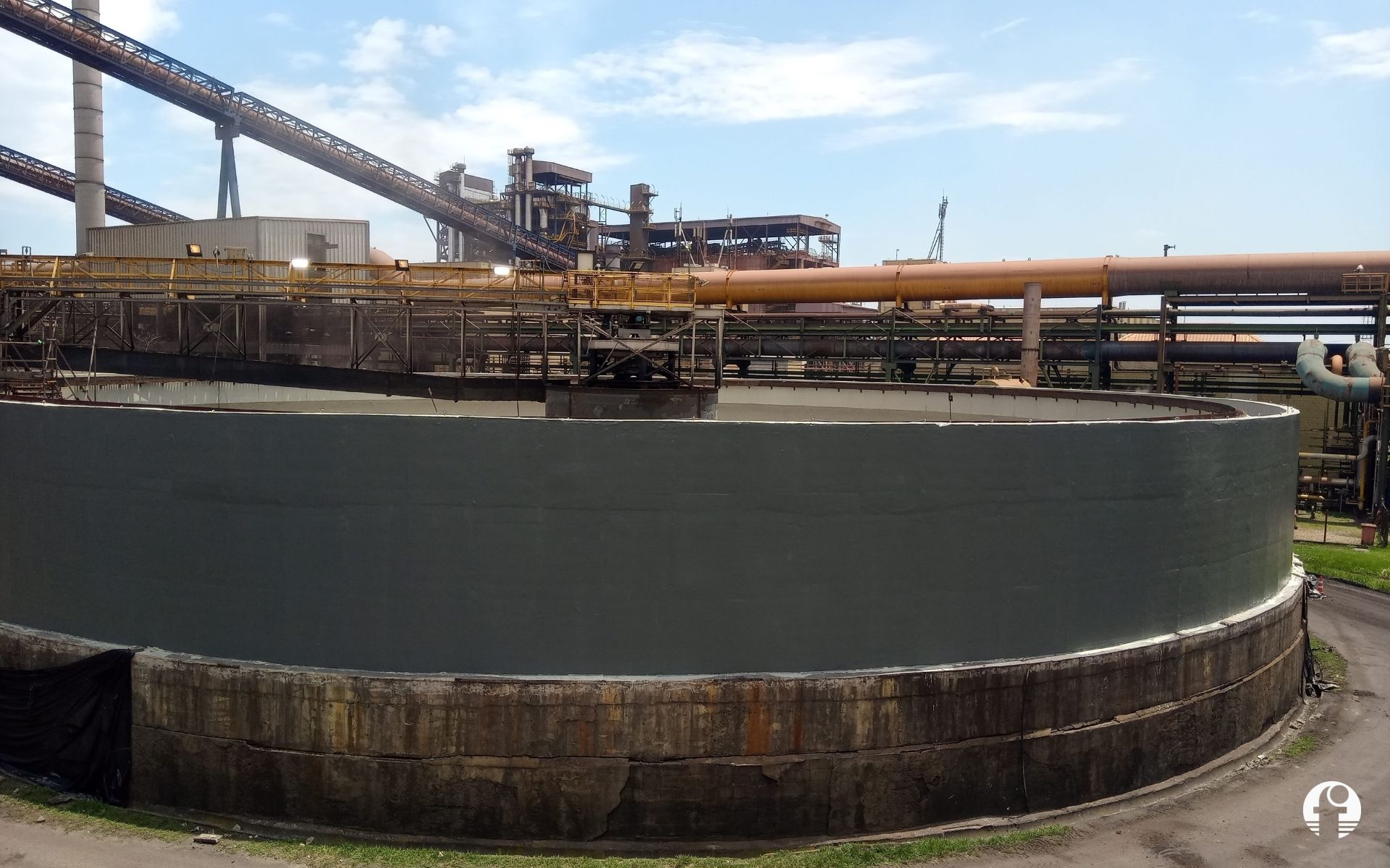 Impermeabilização de tanque clarificador com poliéster flexível Sistema Fibersals