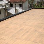 impermeabilização de terraço com acabamento amadeirado sistema fibersals poliéster flexível