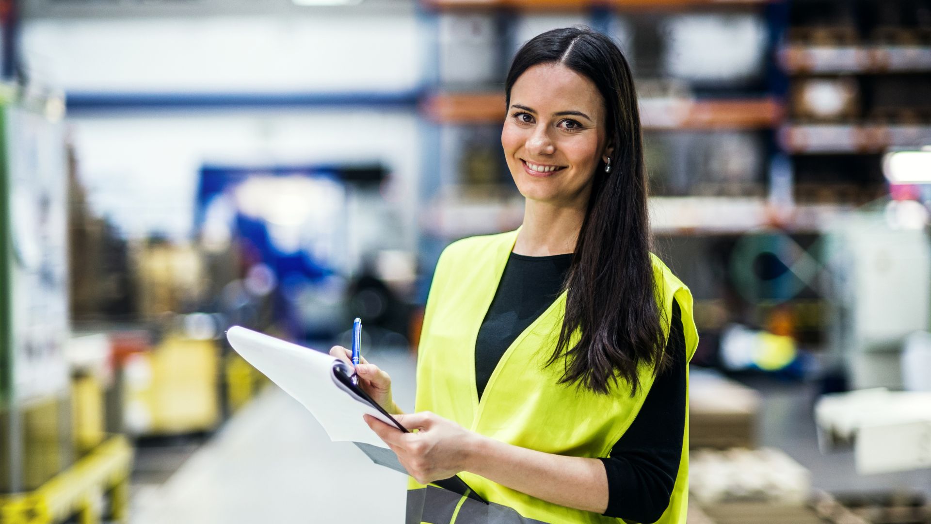 técnica lendo leis e normas sobre impermeabilização industrial