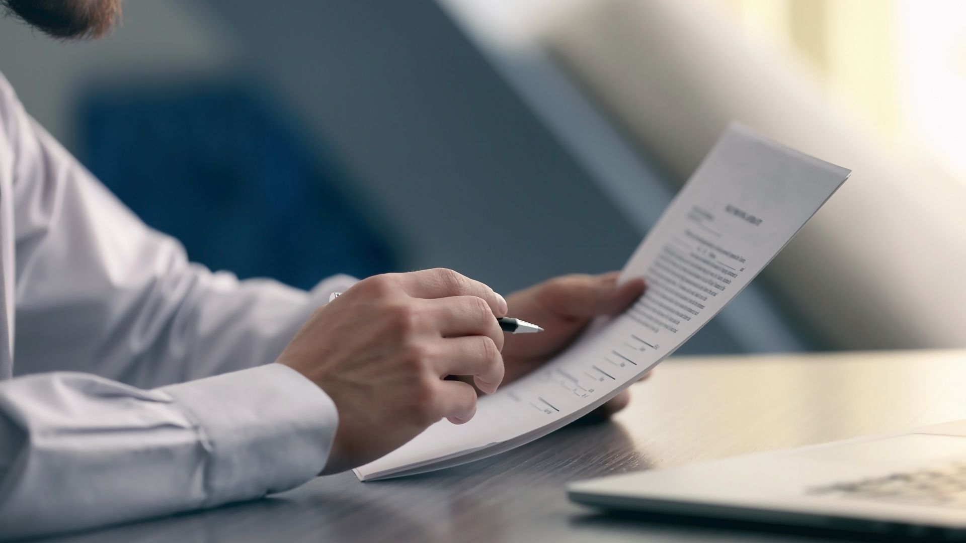 leitura de normas técnicas sobre impermeabilização para indústria