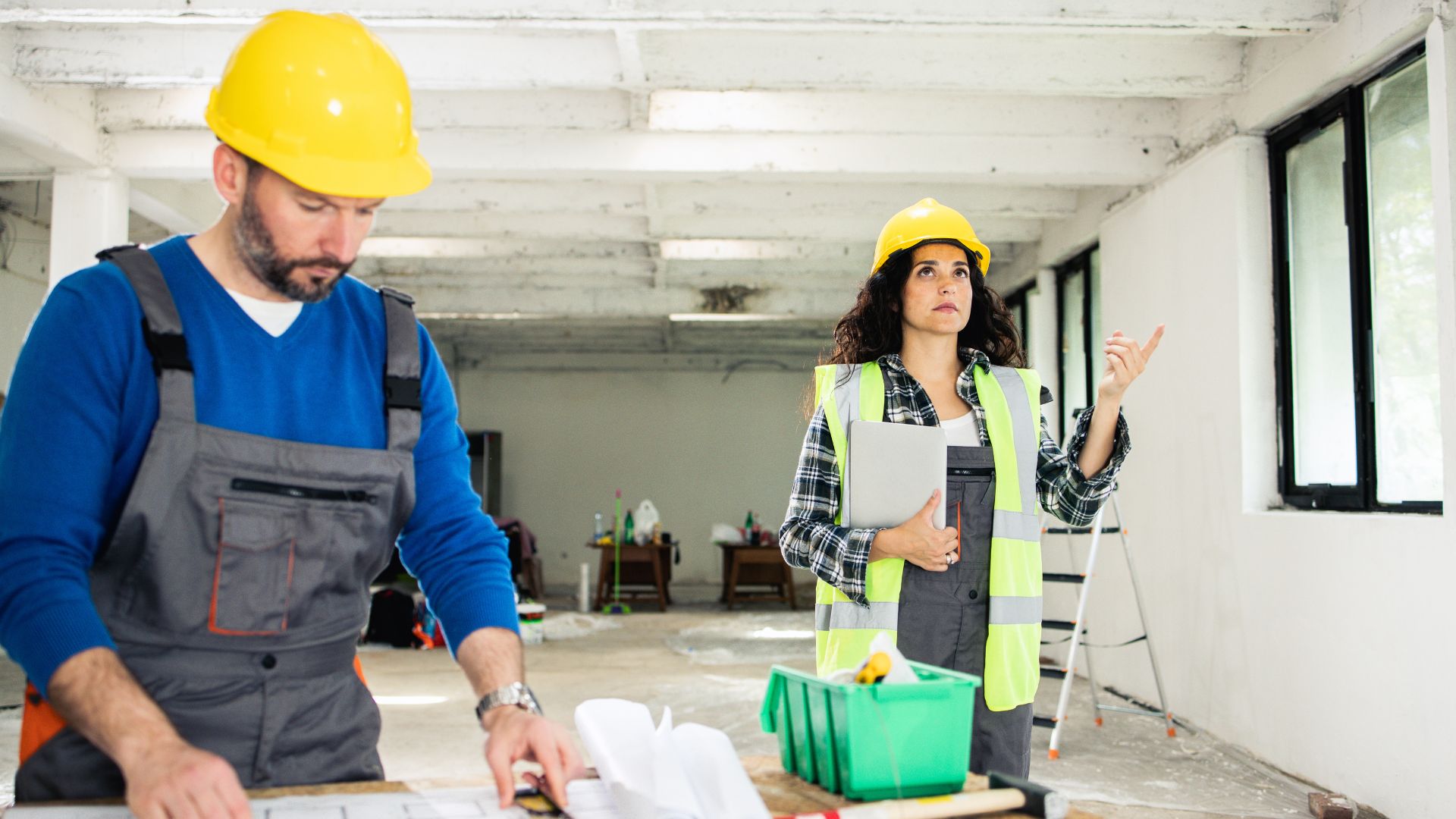 engenheiros avaliando estrutura de edifício antigo antes da obra