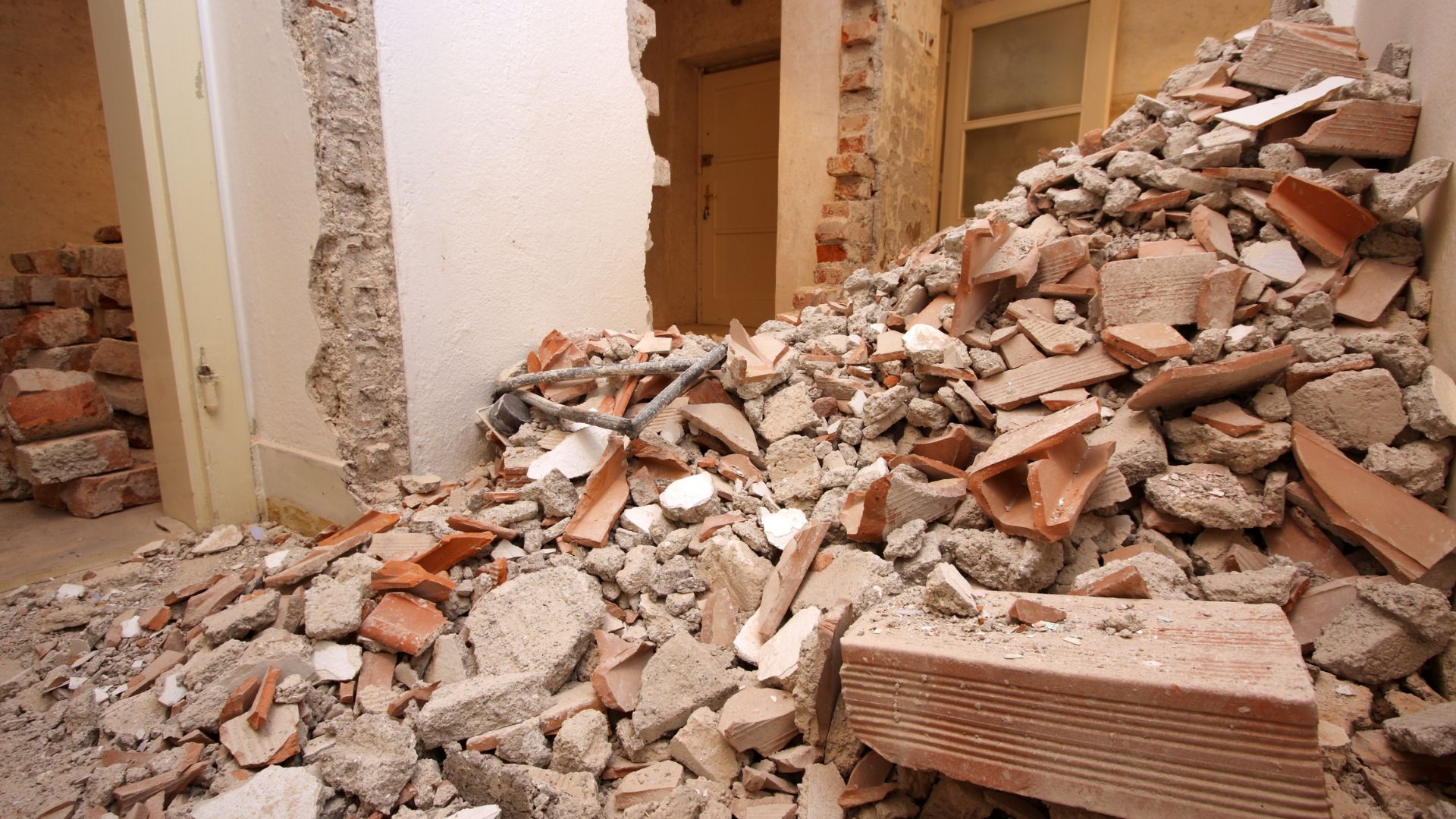 entulho de reformas e obras em edifícios antigos