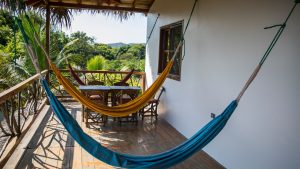 Redes e espreguiçadeiras também podem compor o visual, assim como puffes