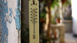 As temperaturas baixas e maior volume de água criam o ambiente ideal para infiltrações, mofo, bolor e comprometimento estrutural