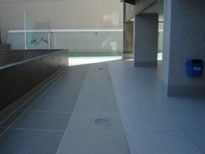 O sistema é aplicado diretamente sobre o piso existente, sem quebra-quebra