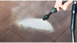 Lavar as quadras com jatos de alta pressão pode danificar o revestimento