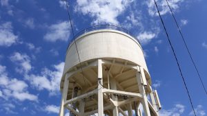 Com formulação atóxica e aderência superior, o sistema é eficaz para piscinas residenciais, coletivas e reservatórios de água.