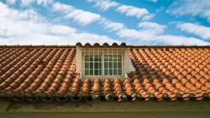 Manutenção de telhados e limpeza de calhas são práticas que reduzem o risco de infiltrações 