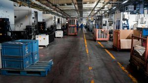 Em pisos industriais, o sistema cobre piso, rodapés com altura mínima de 15 cm, canaletas, caixas de coleta e bases de máquinas