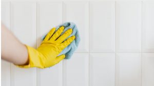 A principal diferença entre a limpeza pós-obra e a limpeza do dia a dia está no tipo de sujeira 