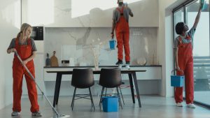 Após a limpeza pós-obra, o espaço está visualmente limpo, seguro e organizado. 