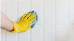 A principal diferença entre a limpeza pós-obra e a limpeza do dia a dia está no tipo de sujeira