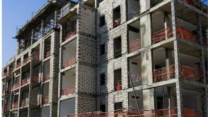 Na a limpeza seca e pesada, são removidos o pó grosso, restos de materiais, embalagens, pedaços de madeira, plástico e outros resíduos