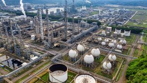 Além da proteção estrutural, a impermeabilização adequada também contribui diretamente para a segurança operacional e ambiental