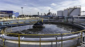 Este tipo de impermeabilização ode ser aplicado em tanques de tratamento, caixas de passagem, bacias de contenção, biodigestores, canaletas, pisos industriais e áreas de armazenamento